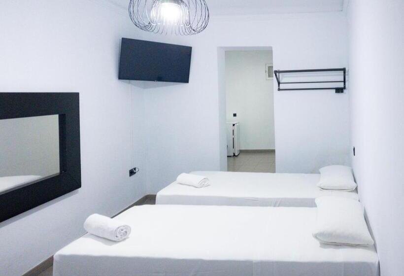 اتاق استاندارد سه تخته با بالکن, Hostal Andrea