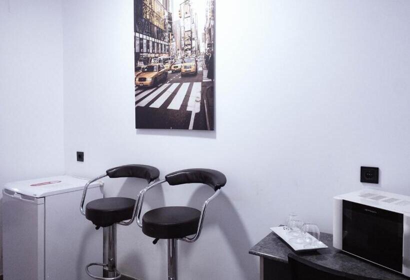 اتاق استاندارد سه تخته با بالکن, Hostal Andrea