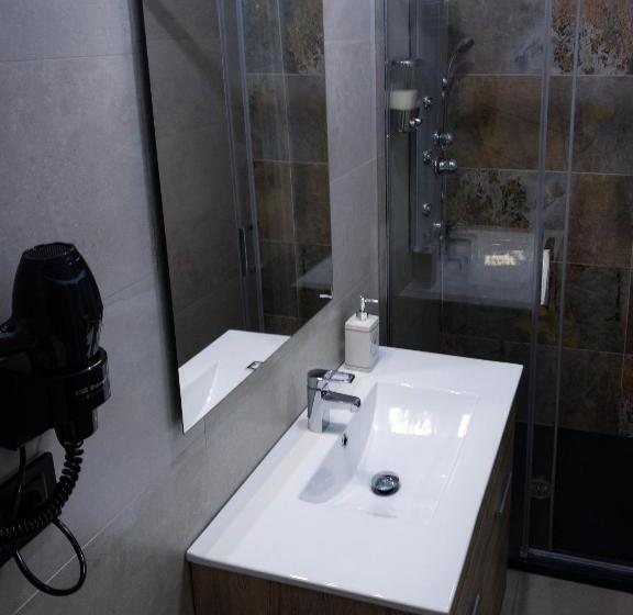 اتاق لوکس سه تخته, Hostal Andrea