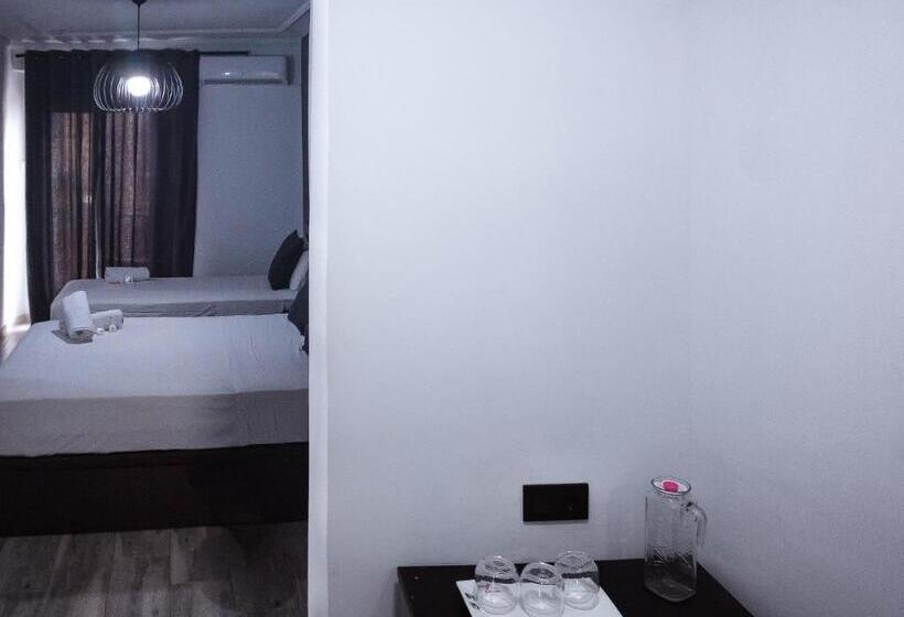 اتاق لوکس سه تخته, Hostal Andrea