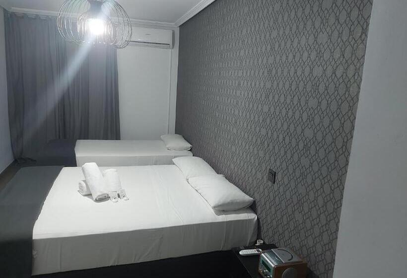 اتاق استاندارد سه تخته با بالکن, Hostal Andrea