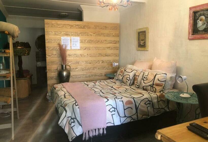 اتاق استاندارد با چشم‌انداز باغ, Karoozin Village