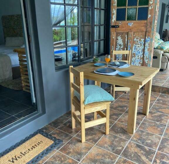 اتاق استاندارد با چشم‌انداز استخر, Karoozin Village