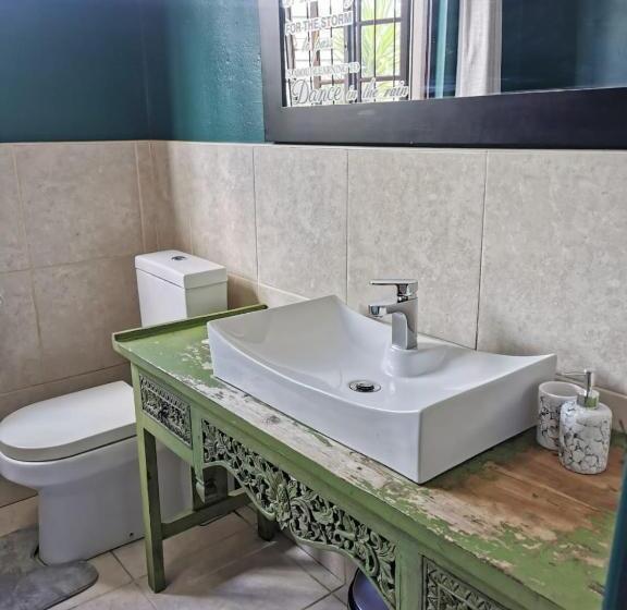 اتاق لوکس, Karoozin Village