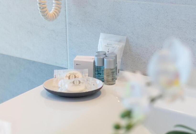 استودیوی لوکس, 4 Star Bologna Train Station Self Check In