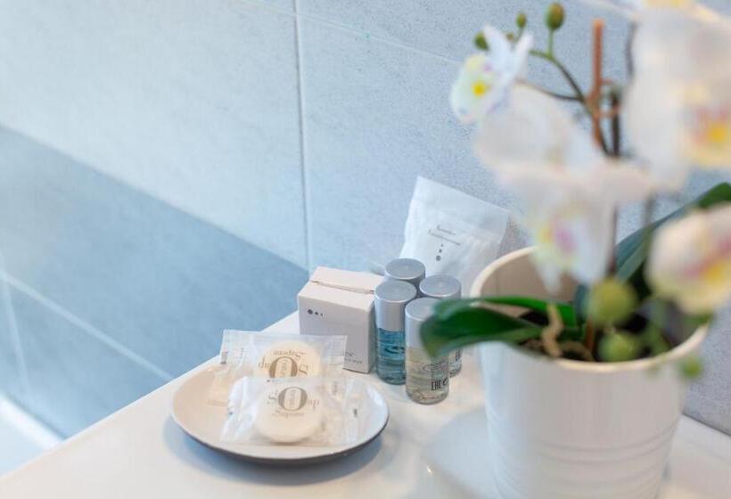 استودیوی لوکس, 4 Star Bologna Train Station Self Check In