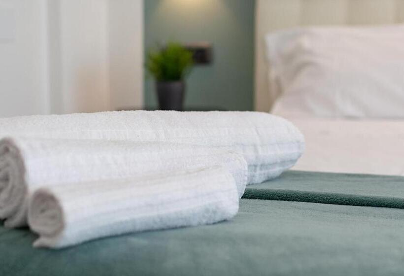 استودیوی استاندارد, 4 Star Bologna Train Station Self Check In