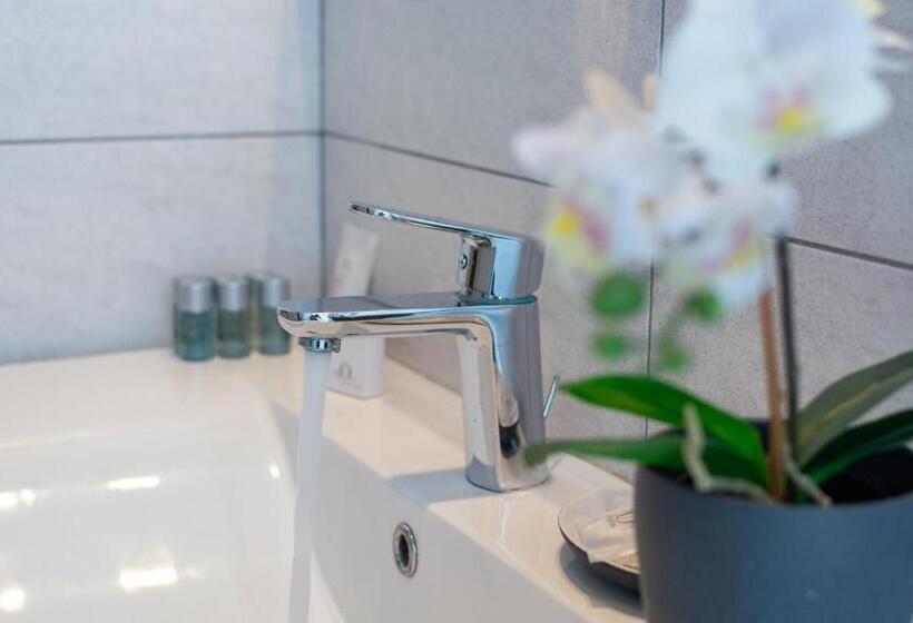 استودیوی استاندارد, 4 Star Bologna Train Station Self Check In