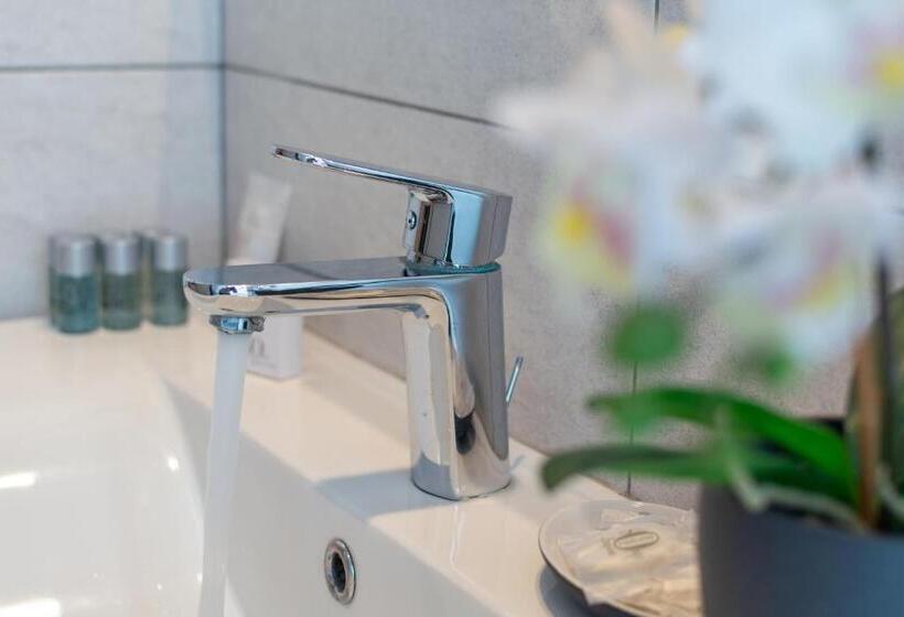 استودیوی استاندارد, 4 Star Bologna Train Station Self Check In