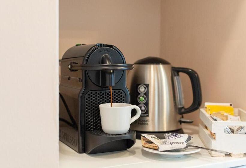 استودیوی لوکس, 4 Star Bologna Train Station Self Check In