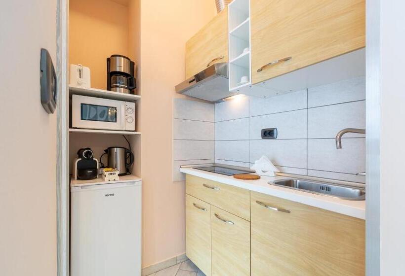 استودیوی استاندارد, 4 Star Bologna Train Station Self Check In