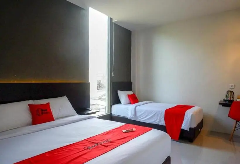 ファミリールーム, Reddoorz Plus Near Solo Baru