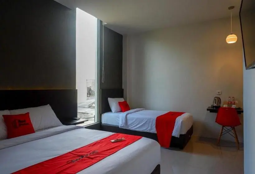 ファミリールーム, Reddoorz Plus Near Solo Baru