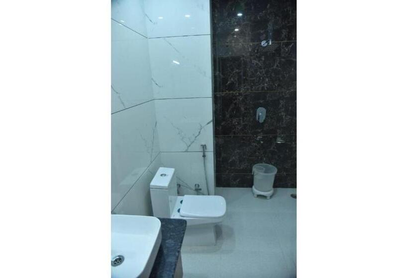 Quarto Familiar, Atul Regency Katra