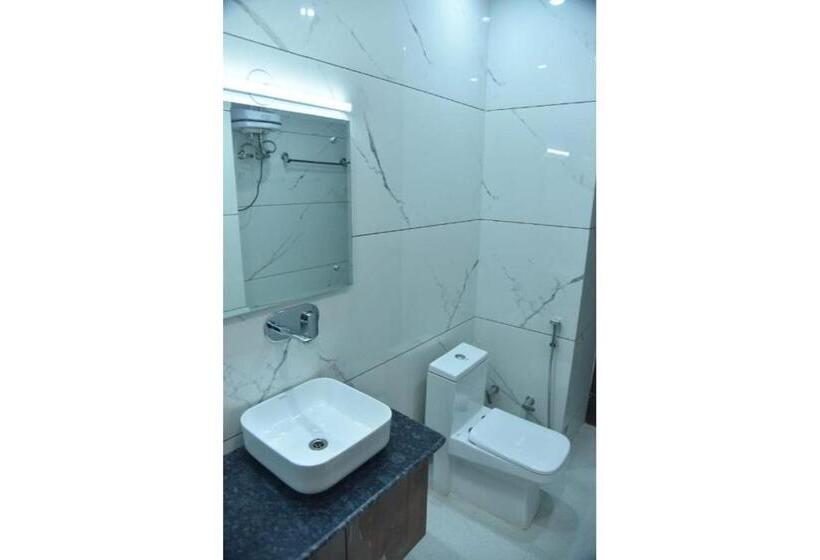 Quarto Familiar, Atul Regency Katra