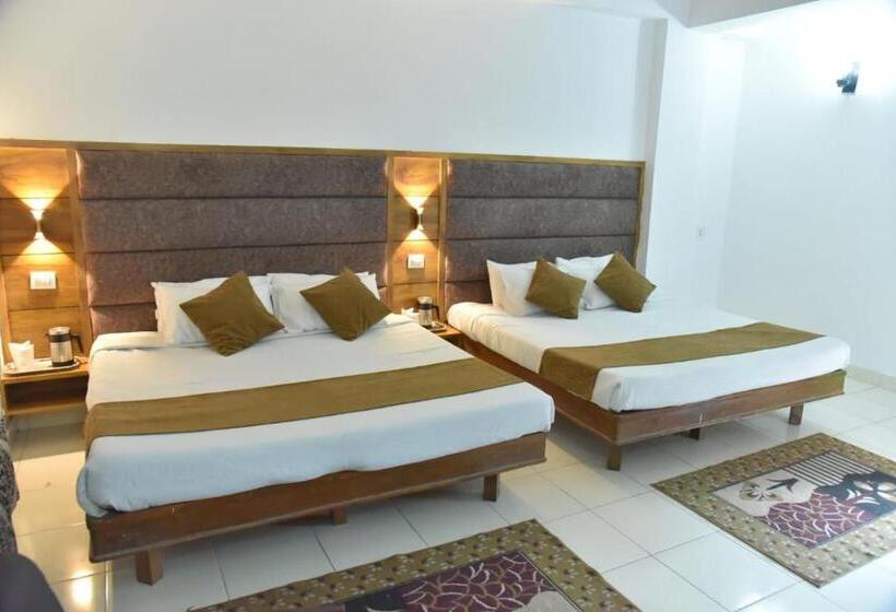 Quarto Familiar, Atul Regency Katra