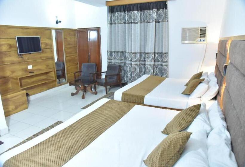 Quarto Familiar, Atul Regency Katra