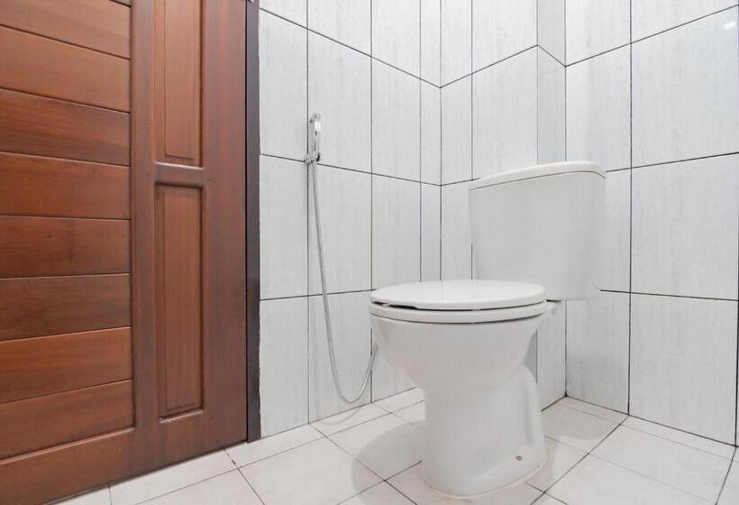 Номер Deluxe, Reddoorz At Vall Guest House Balikpapan