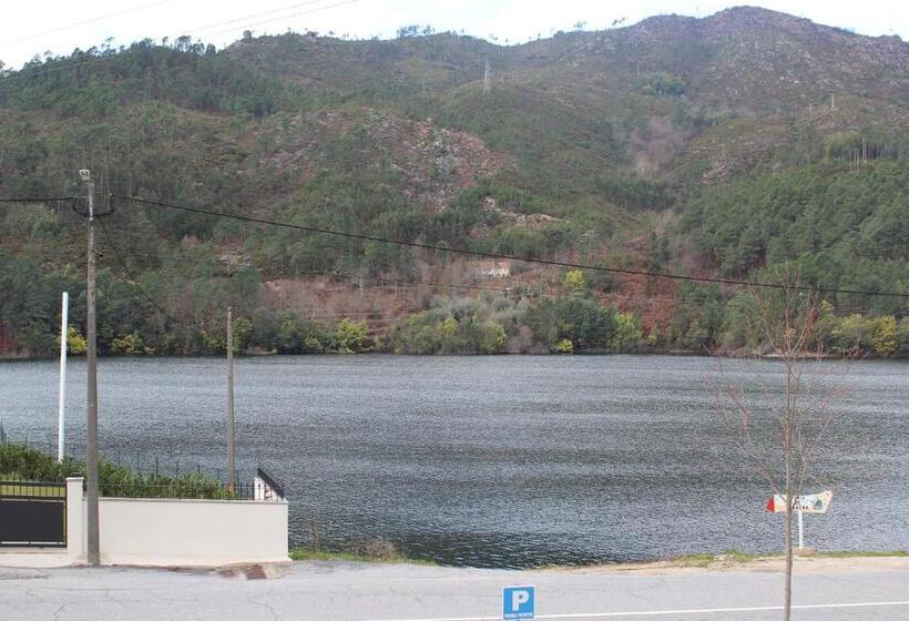 غرفة قياسية مطلّة علي النهر, Beleza Serra Guide