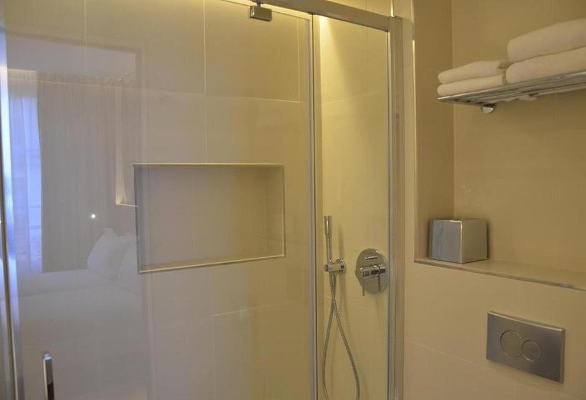 Camera Tripla Standard, Cler