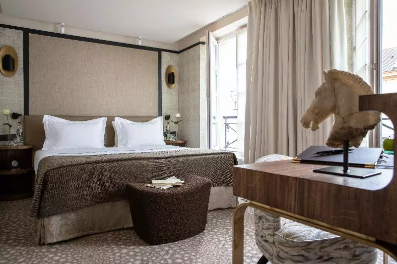 اتاق لوکس, Esprit Saintgermain