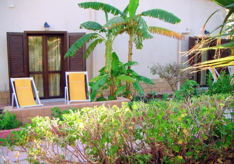 اتاق استاندارد سه نفره, Triscinamare Hotel Residence