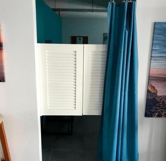 اتاق استاندارد یک نفره, The Waves Hostel