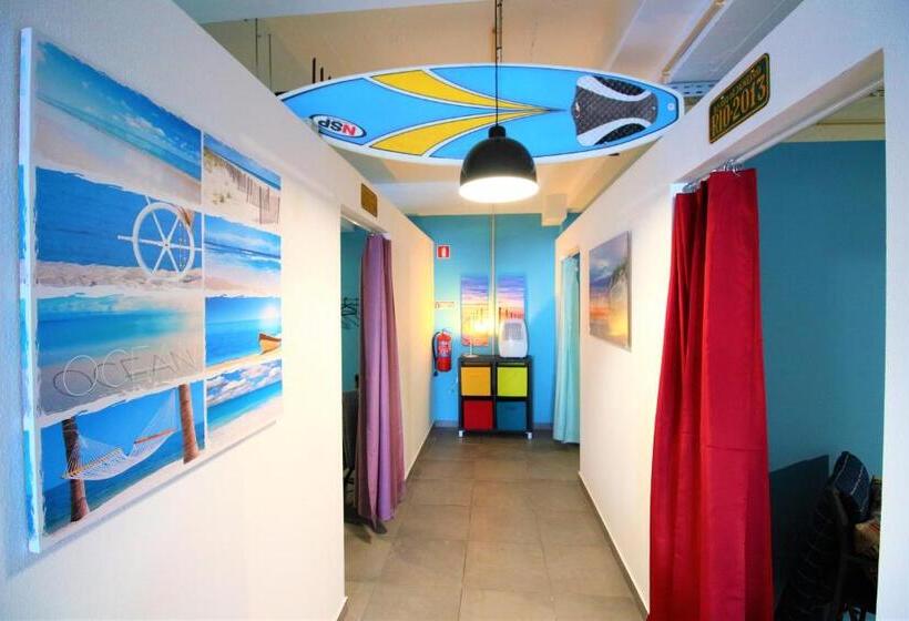 اتاق استاندارد یک نفره, The Waves Hostel