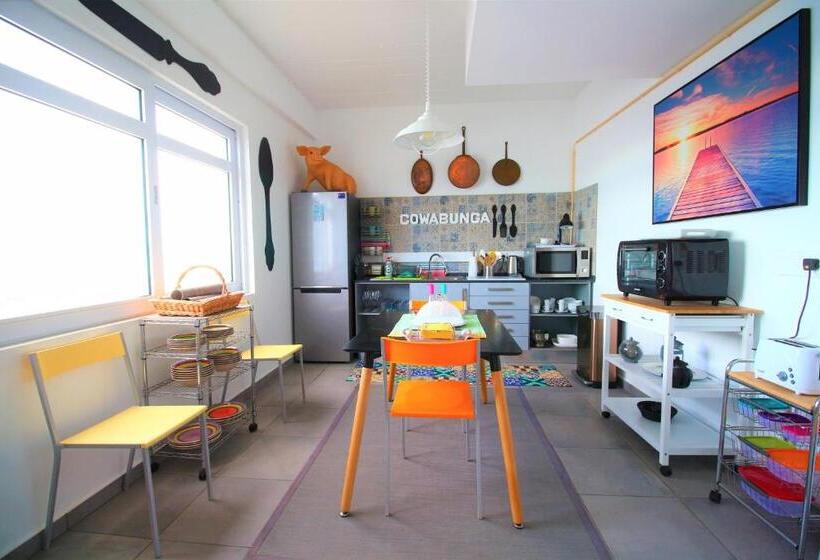 اتاق استاندارد یک نفره, The Waves Hostel