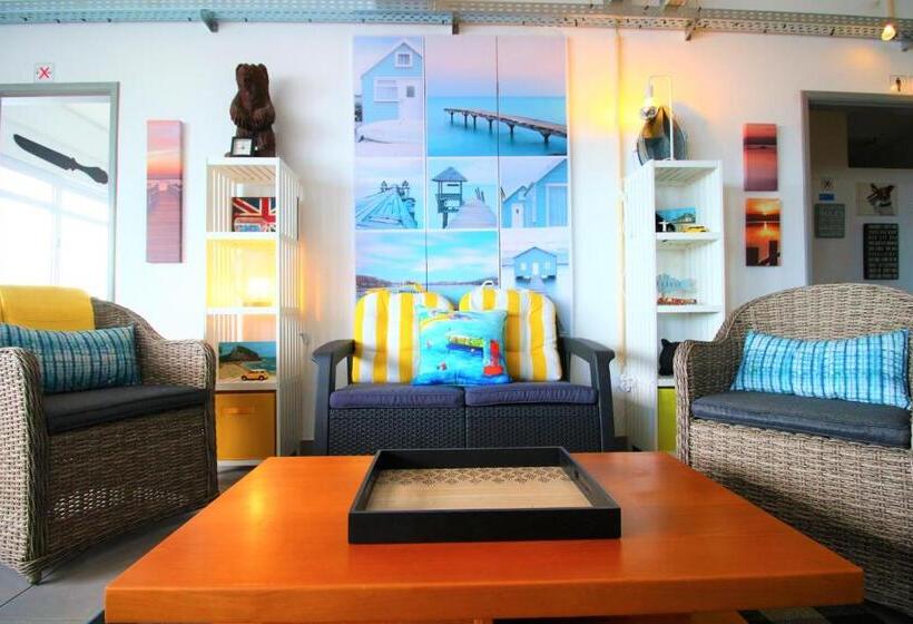 اتاق استاندارد یک نفره, The Waves Hostel