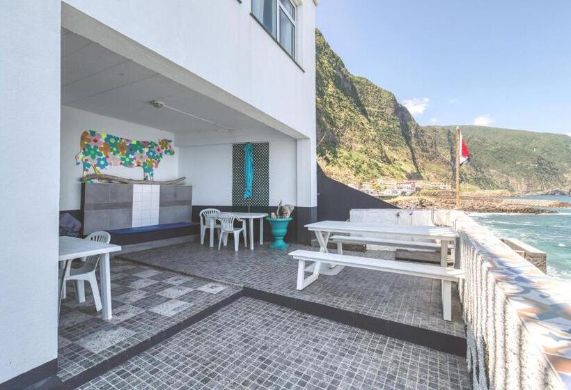 اتاق استاندارد یک نفره, The Waves Hostel