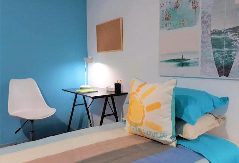 اتاق استاندارد یک نفره, The Waves Hostel