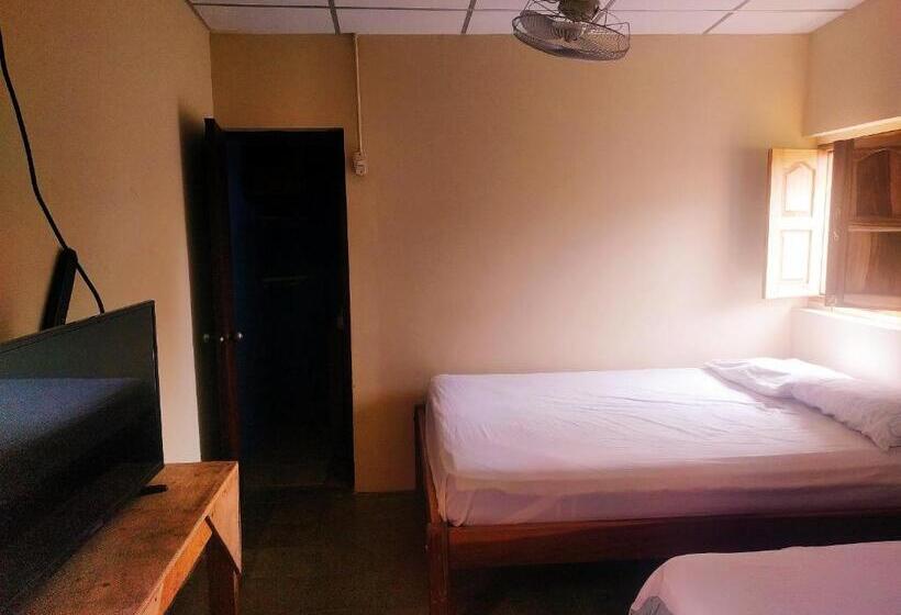 חדר סטנדרט לארבעה, Hostal Los Chamos