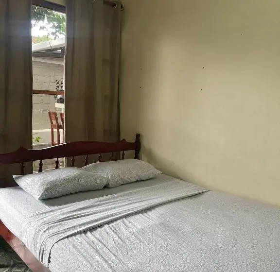 اتاق استاندارد چهار تخته, Hostal Los Chamos