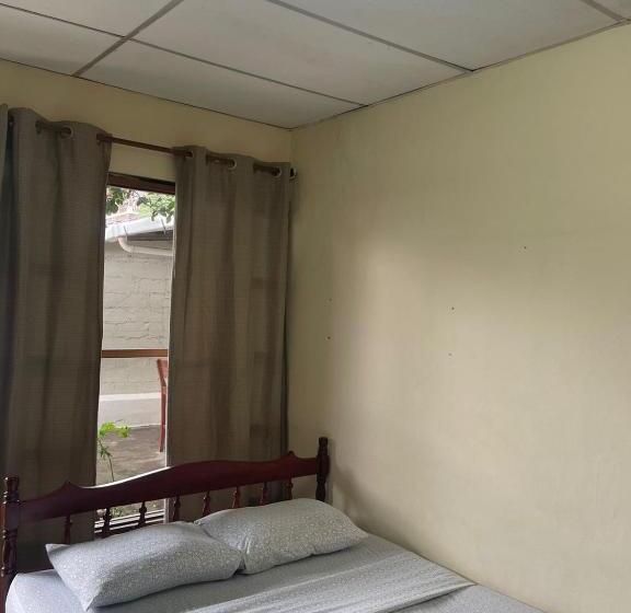 חדר סטנדרט לארבעה, Hostal Los Chamos