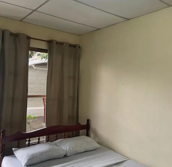 اتاق استاندارد چهار تخته, Hostal Los Chamos