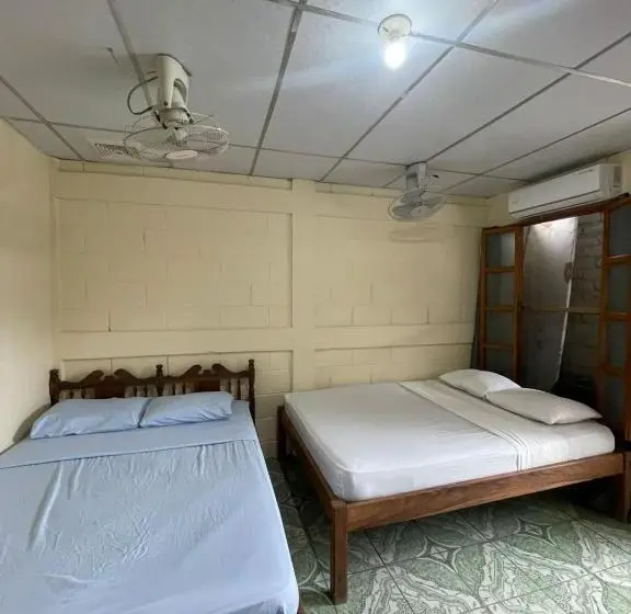 اتاق استاندارد چهار تخته, Hostal Los Chamos