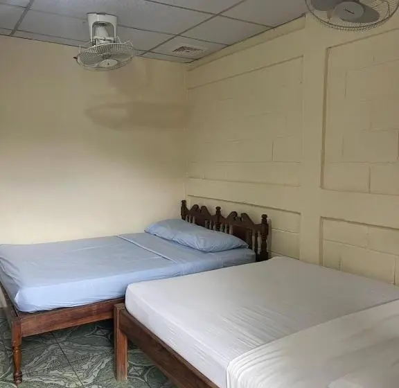 اتاق استاندارد چهار تخته, Hostal Los Chamos
