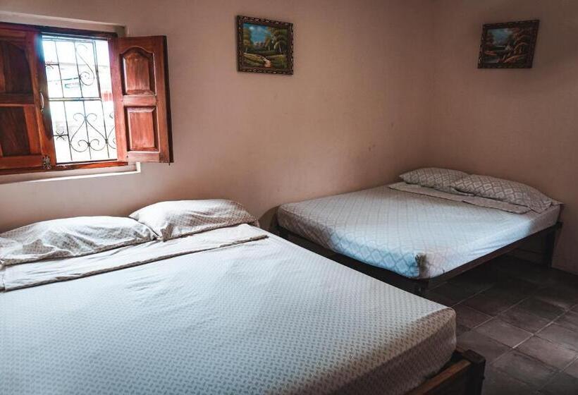 חדר סטנדרט לארבעה, Hostal Los Chamos