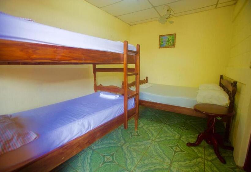 חדר סטנדרט לשלושה, Hostal Los Chamos