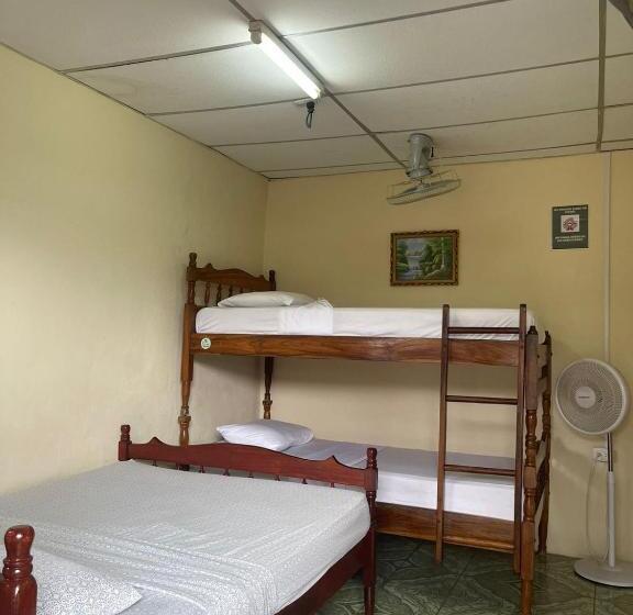Номер Стандарт Трехместный, Hostal Los Chamos
