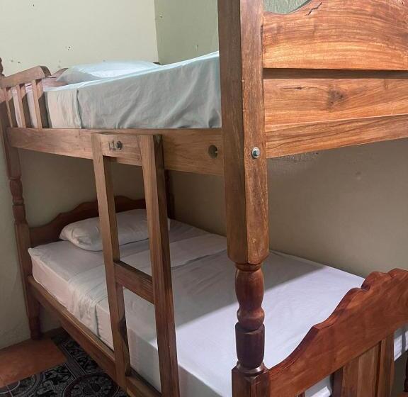 מיטה בחדר משותף, Hostal Los Chamos