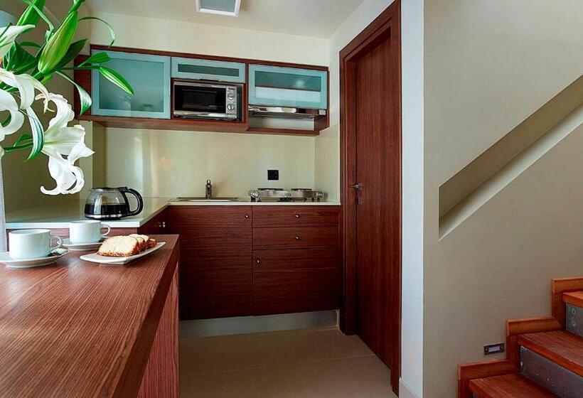 Полулюкс с Балконом, Elotis Suites