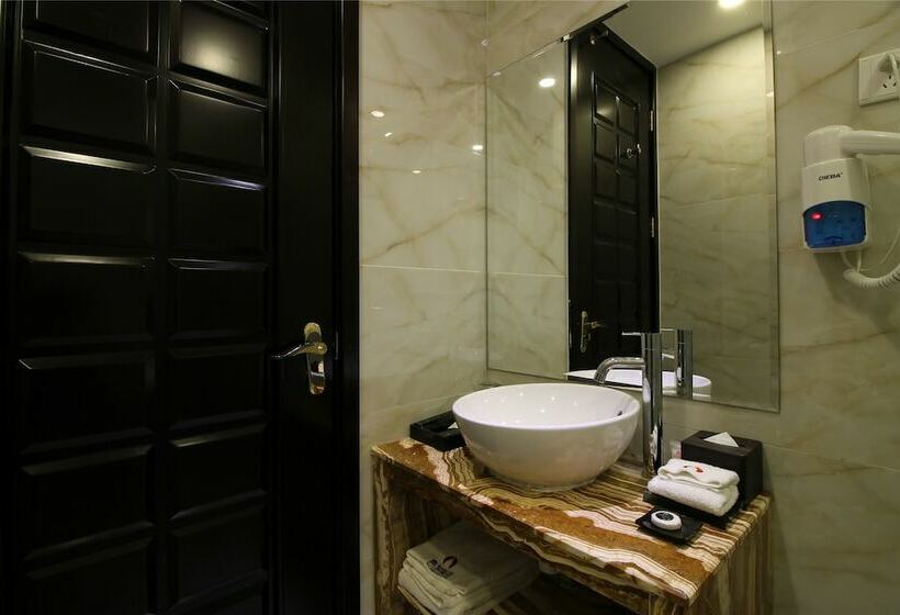 Quarto Classe Business, Ac Embassy