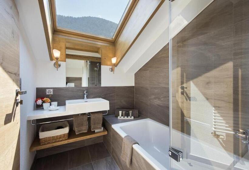 جناح, Chesa Valese