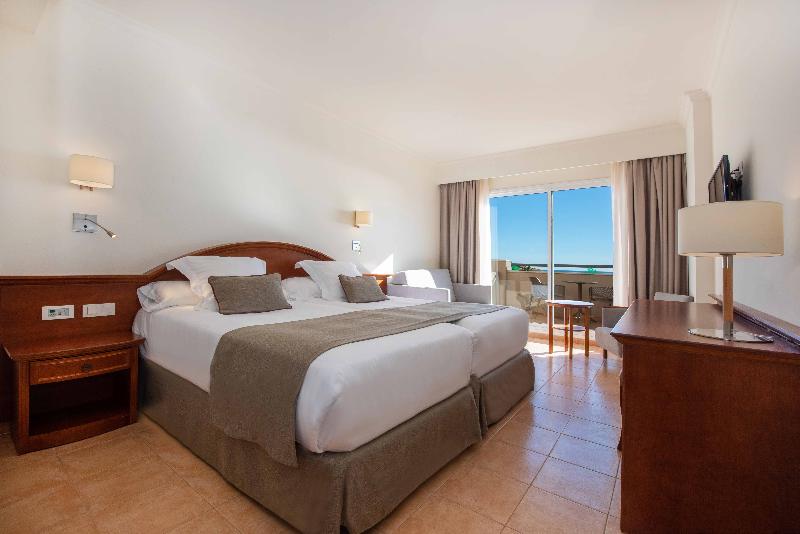 מיטת קינג בסוויטה, Four Points By Sheraton Fort Lauderdale Airport  Dania Beach