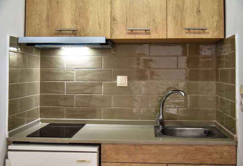 スタンダードスタジオ, Iraklis Studios & Apartments