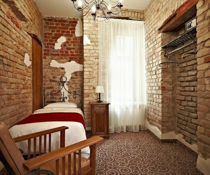 اتاق استاندارد یک نفره, Justus