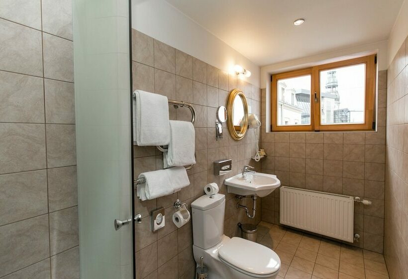 اتاق سوپریور, Justus