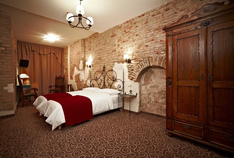 اتاق سوپریور, Justus